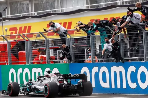 Lewis Hamilton wird gefeiert.