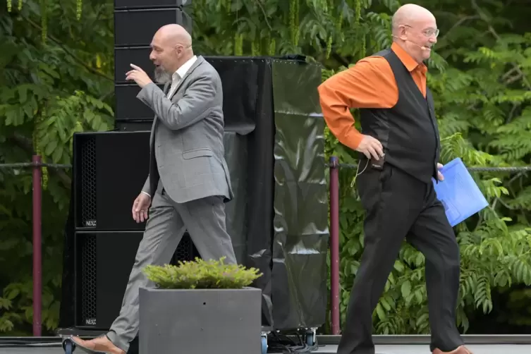 Ein ungleiches Paar: Arnim Töpel (links) und Hans-Peter Schwöbel auf der Seebühne des Mannheimer Luisenparks. 