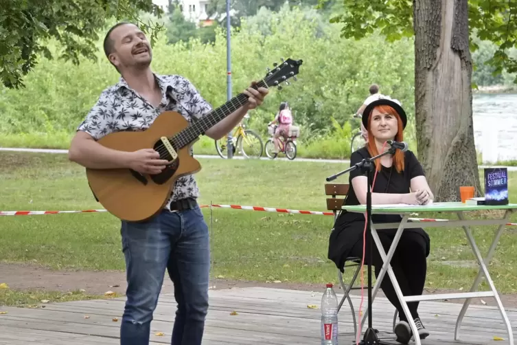 Gringo Mayer und Katharina Wolf auf der Parkinsel. 