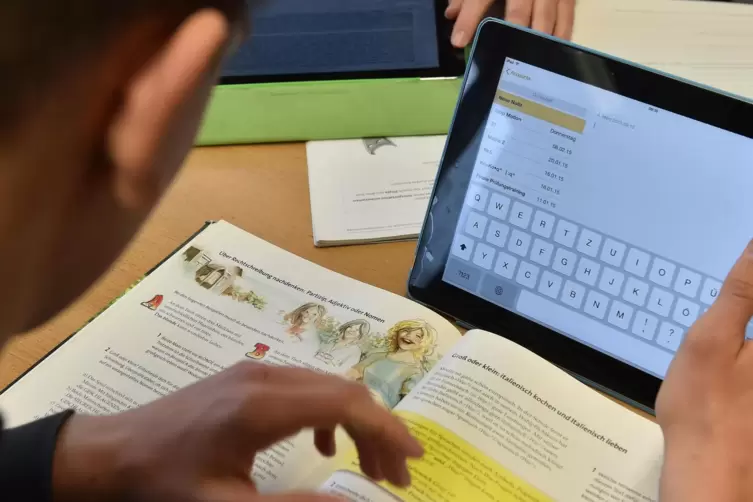 Schüler, die Laptops oder Tablets benötigen, sollen diese Geräte bald bekommen. 