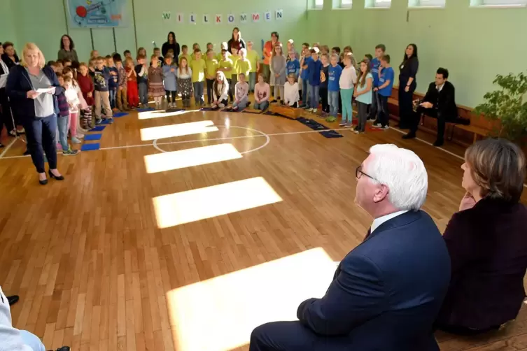 Als Bundespräsident Frank-Walter Steinmeier und Ministerpräsidentin Malu Dreyer (vorne rechts) die Grundschule Bottenbach im Her