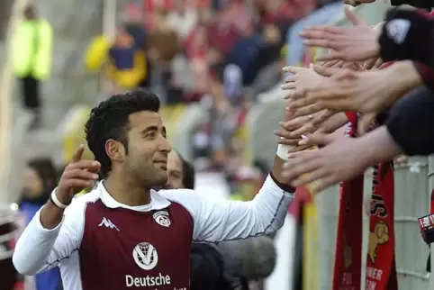 Selim Teber 2005 nach dem Spiel gegen Gladbach. Die Fans feiern mit ihm den 1:0-Sieg des FCK. 