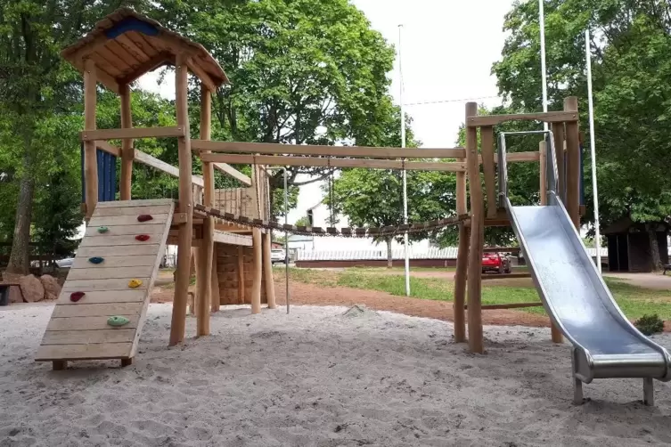 Der neue Hilster Spielplatz wird durch eine Schaukel ergänzt. 