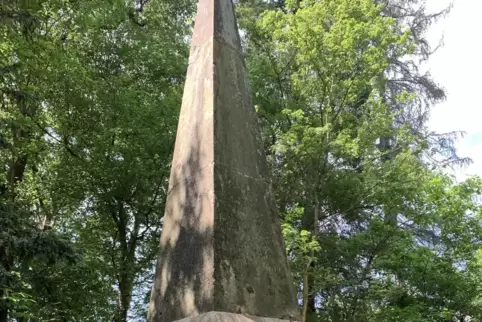 Das Denkmal ist nicht einfach zu finden.