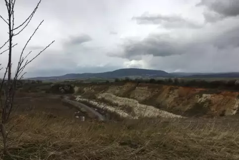 Vorm Donnersberg am Abgrund: der Tagebau am Elbisheimerhof.