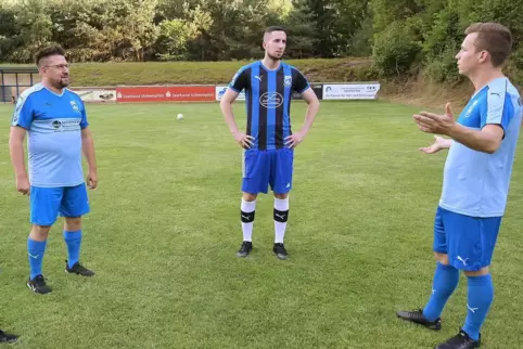 Trainingsauftakt beim SV Hinterweidenthal: Trainer Denis Jung (links) und Co-Trainer Daniel Tretter (rechts) im Gespräch mit Neu