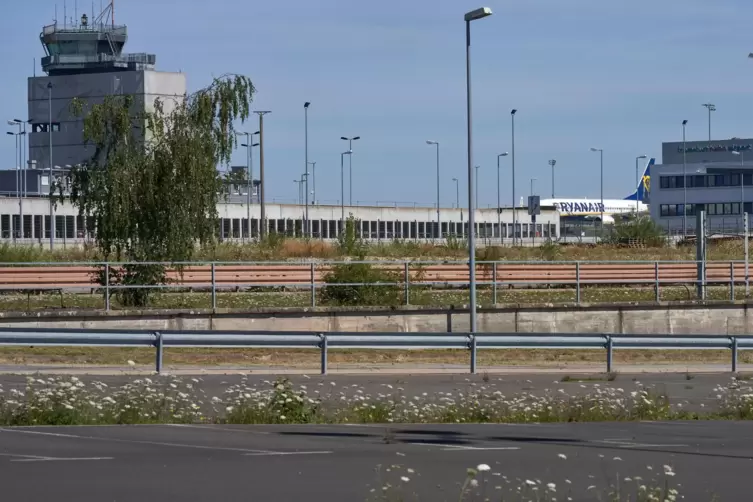 Steuerfahndung am Flughafen Hahn: Was der Betreibergesellschaft genau vorgeworfen wird, ist noch unklar.