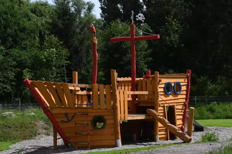 Attraktion für Kinder: das Piratenschiff am renaturierten Eisbach in Ebertsheim. 