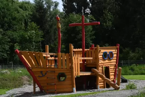 Attraktion für Kinder: das Piratenschiff am renaturierten Eisbach in Ebertsheim. 