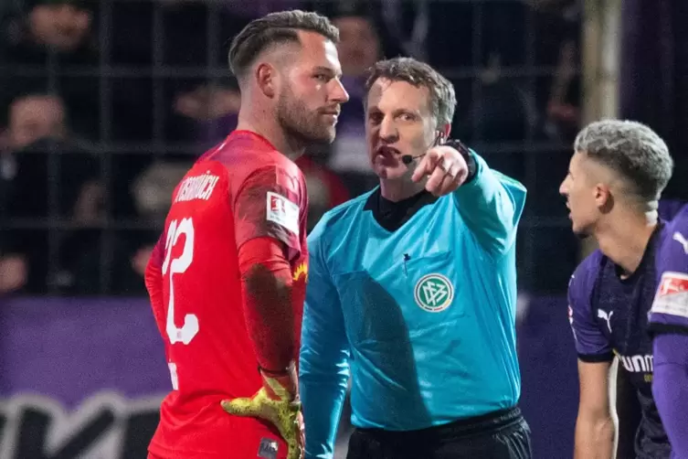 Im Zweitliga-Spiel VfL Osnabrück gegen den SV Sandhausen am 29. Januar redet Tobias Christ (rechts) mit Philipp Kühn, der eine R