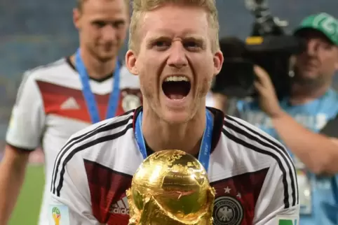 Pure Freude: André Schürrle 2014 mit dem Weltpokal.