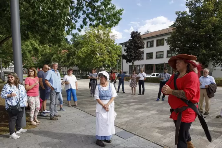 Als Magd und als Reichsherold sind Hiltrud Woll und Frank Zimmer bei der historischen Stadtführung in Landstuhl unterwegs. Auch 