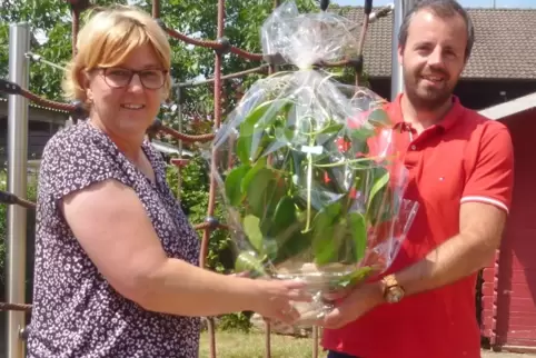 Herschbergs Bürgermeister überreicht der neuen Kita-Leiterin Sandra König zur Begrüßung einen Blumenstrauß.