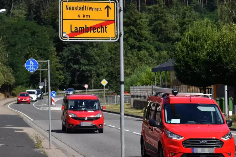 Aus Richtung Neustadt verläuft der Radweg nördlich der B 271.