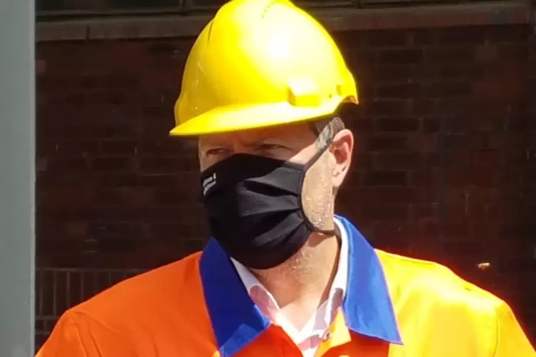 Mit Helm, Maske und Schutzweste: Robert Habeck im BASF-Werk. 