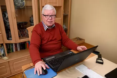 Mit dem DFB-Net zufrieden: Erich Gedan, hier in seinem Homeoffice auf dem Sommerwald. 