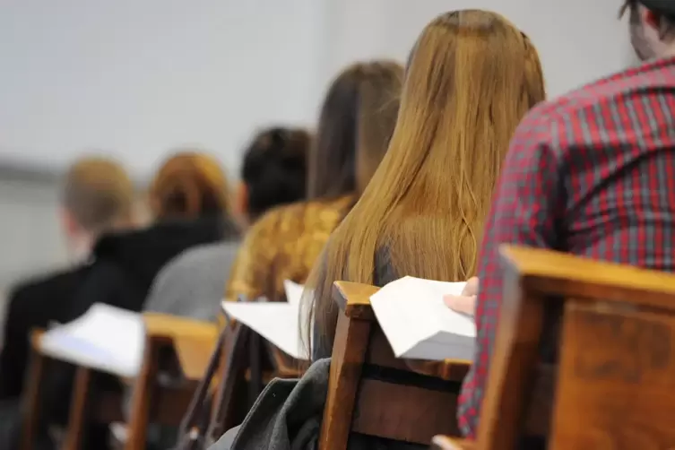 Ein Teil der Studierenden soll im Herbst wieder in die Hörsäle zurück. Dicht gedrängt sitzen werden sie allerdings nicht dürfen.