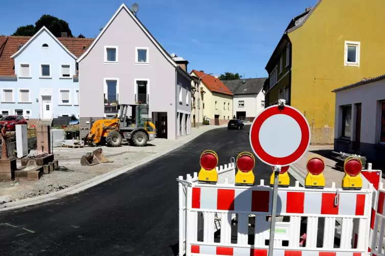 Die letzte Asphaltschicht wird am Donnerstag, 30. Juli, eingebaut, dann muss der Asphalt noch auskühlen.