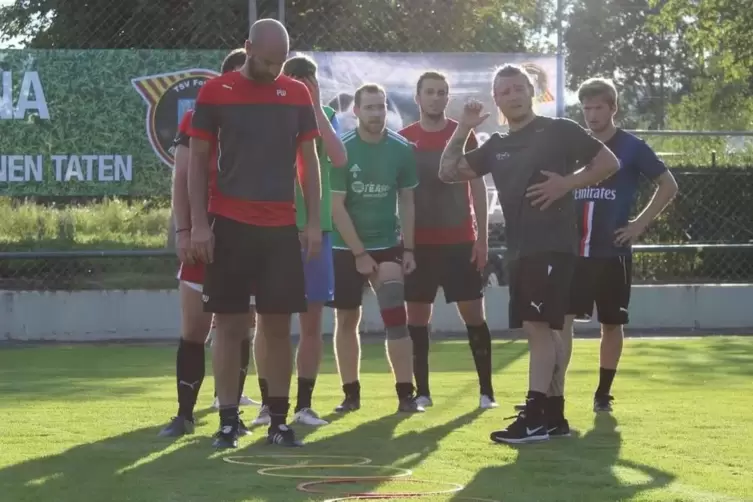 Athletiktrainer Benjamin Sailis (rechts vorne) sagt an. 