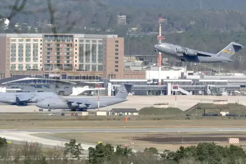 Sie starten weiterhin: Die Air Base Ramstein soll laut US-Minister die Truppenstärke behalten.