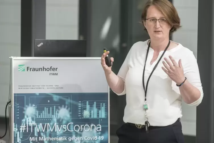 Sabine Müller, Mathematikerin am ITWM, befasst sich – mit Blick auf Corona-Verordnungen – mit Gruppengrößen und Abständen. 