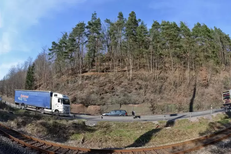 Die B10 im Bereich der Felsnase bei Hauenstein. 