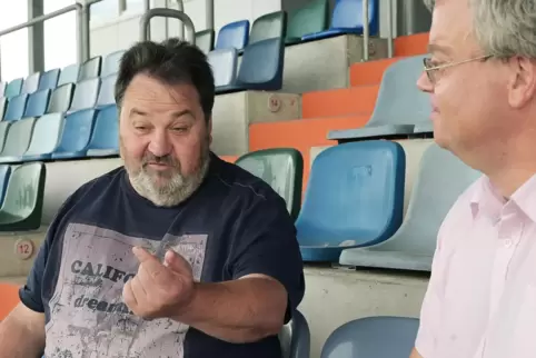 Auf der Haupttribüne im Stadion auf der Husterhöhe: FKP-Präsident Jürgen Kölsch (links) und RHEINPFALZ-Redakteur Peter Brandstet