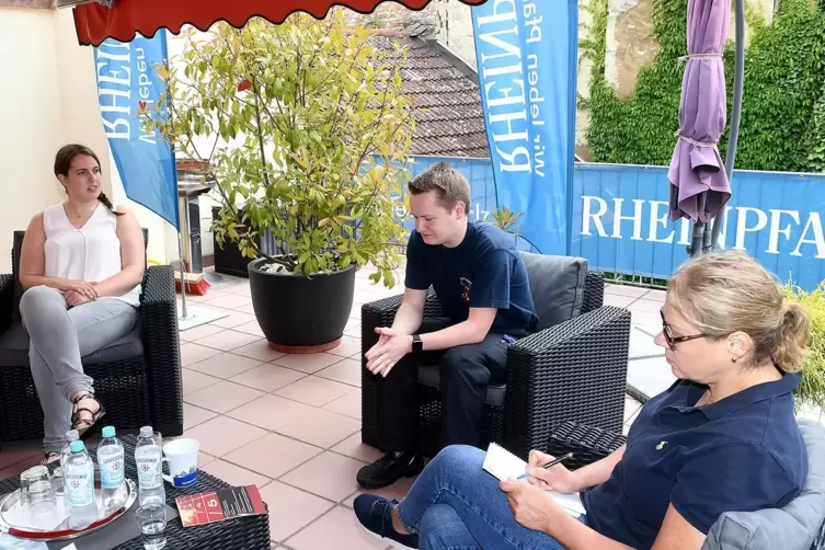 Daniel Krell im Gespräch mit Anja Hartmetz (vorne rechts) und Lea Ochßner auf der Redaktionsterrasse. Joshua Kasper, der anfangs