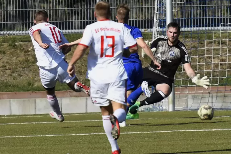 Als die Fußballwelt noch in Ordnung war: Im September 2019 trafen Weisenheim (in weiß) und der FV Freinsheim noch eine Klasse ti