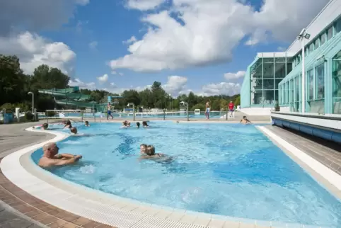 Immer beliebt: Im Warmbecken mit über 30 Grad warmem Wasser tummeln sich die Gäste des Azur gerne. 