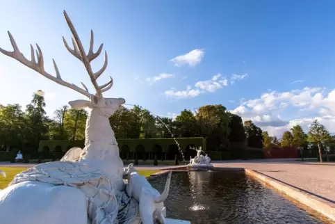 Von Hunden niedergerungen: die Hirsche am Brunnen im Schwetzinger Schloss. 