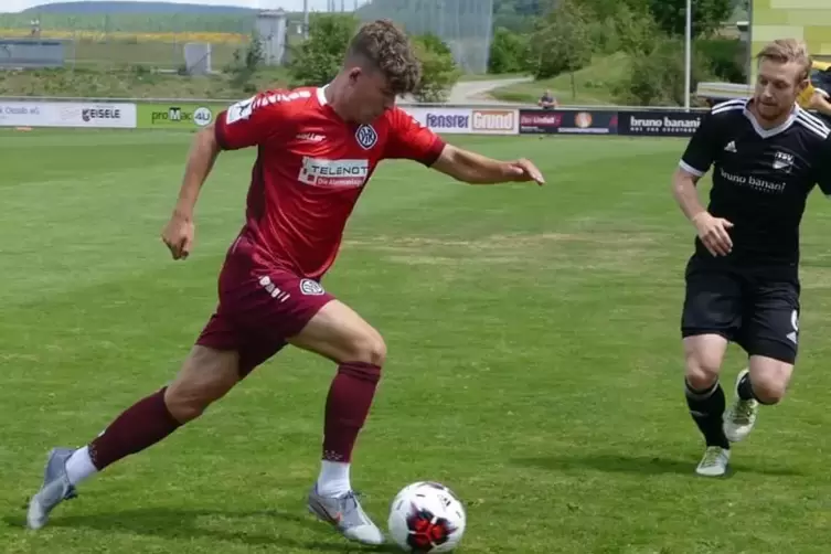 Weiß, wo das Tor steht: Kai Merk (in Rot), hier bei seinem ersten Testspiel-Einsatz für den VfR Aalen.