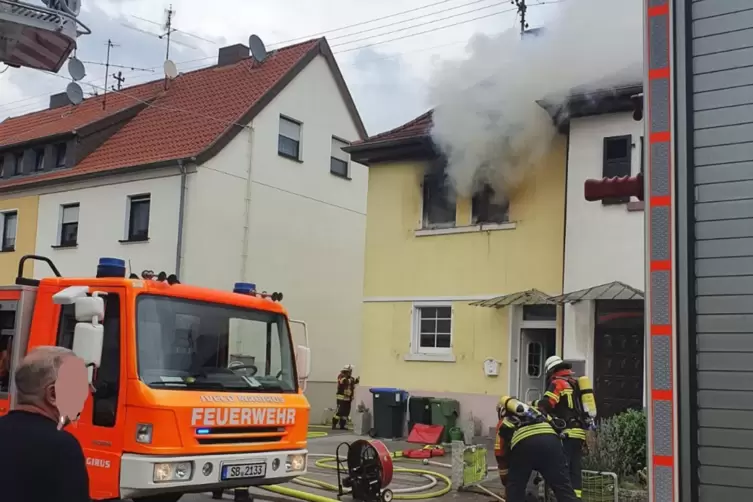 Das brennende Elternhaus des Flüchtigen in Saarbrücken-Güdingen am Montag.