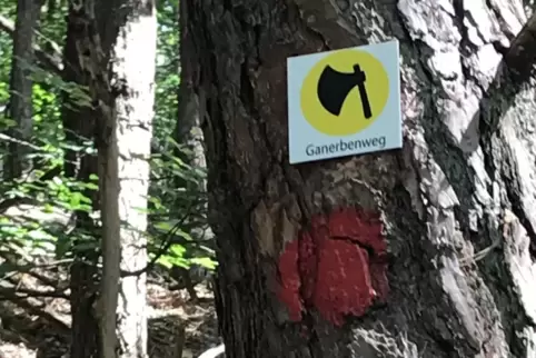 Eine schwarze Axt auf gelbem Grund kennzeichnet den Ganerbenweg in der Verbandsgemeinde Freinsheim. 