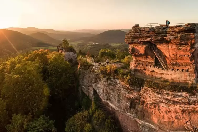 Wie ein gestrandetes U-Boot aus Buntsandstein: Burgruine Drachenfels.