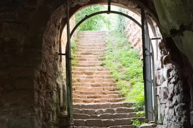 Führen ins Licht: Treppen im Torturm. 