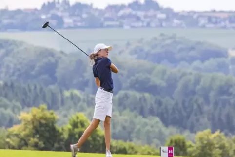 Zehnte nach dem ersten Tag: Maxime Holletschek vom gastgebenden Ersten Golfclub Schwarzbachtal Westpfalz schaut beim Abschlag au