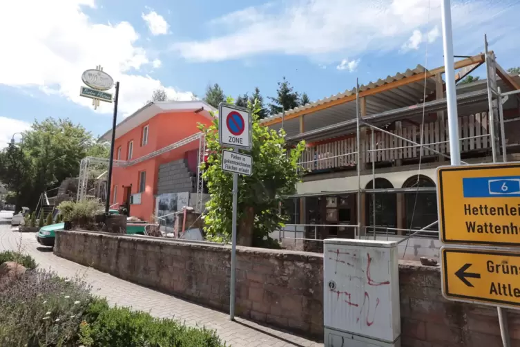 Seit vielen Jahren nur halbfertig: Bauten um das Bistro „Platane“ in Carlsberg.