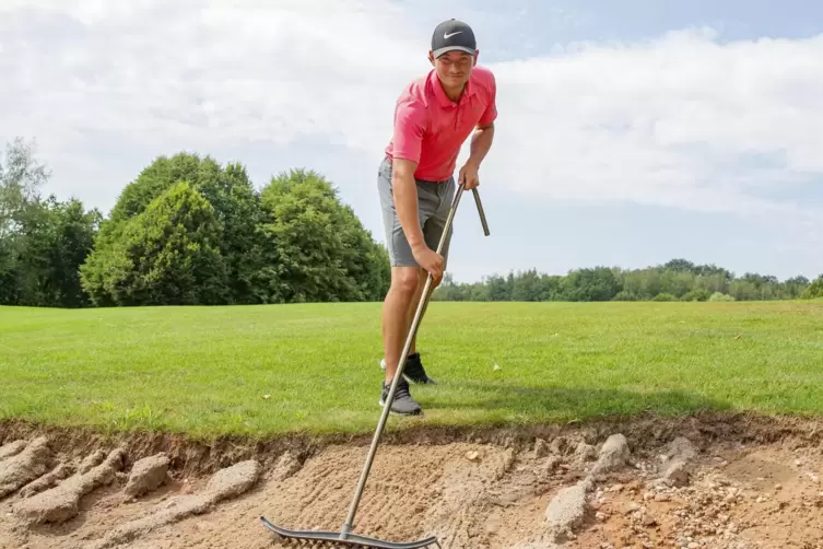 Lucas Baron hilft auf dem Golfplatz am Hitscherhof während des Weltcupturniers, wo immer er gerade gebracht wird. Mal beim Rasen