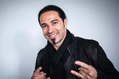 Der Mannheimer Comedian Bülent Ceylan stand in der ersten Staffel der Show noch als „maskierter Sänger“ auf der Bühne. Nun wird 