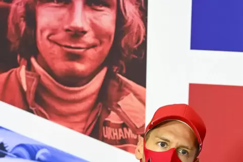 Auf dem Weg, eine Formel-1-Legende wie James Hunt (das Porträt hinter ihm) zu werden, liegen große Steine: Sebastian Vettel.