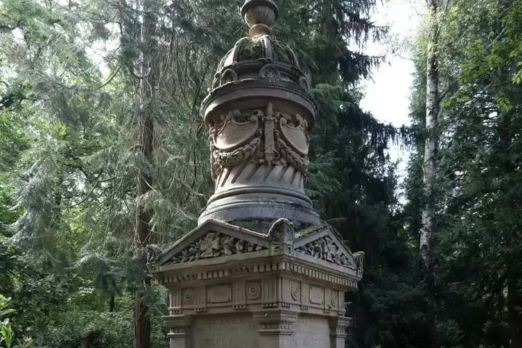 Auf dem Hauptfriedhof steht ein aufwändiges Monument mit Kuppel. 