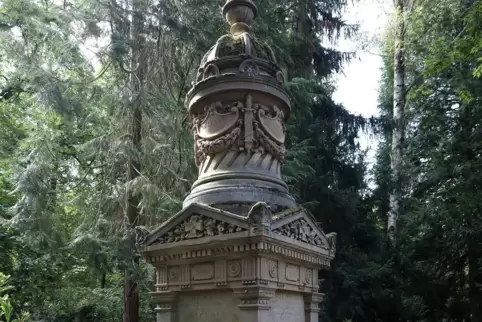 Auf dem Hauptfriedhof steht ein aufwändiges Monument mit Kuppel. 