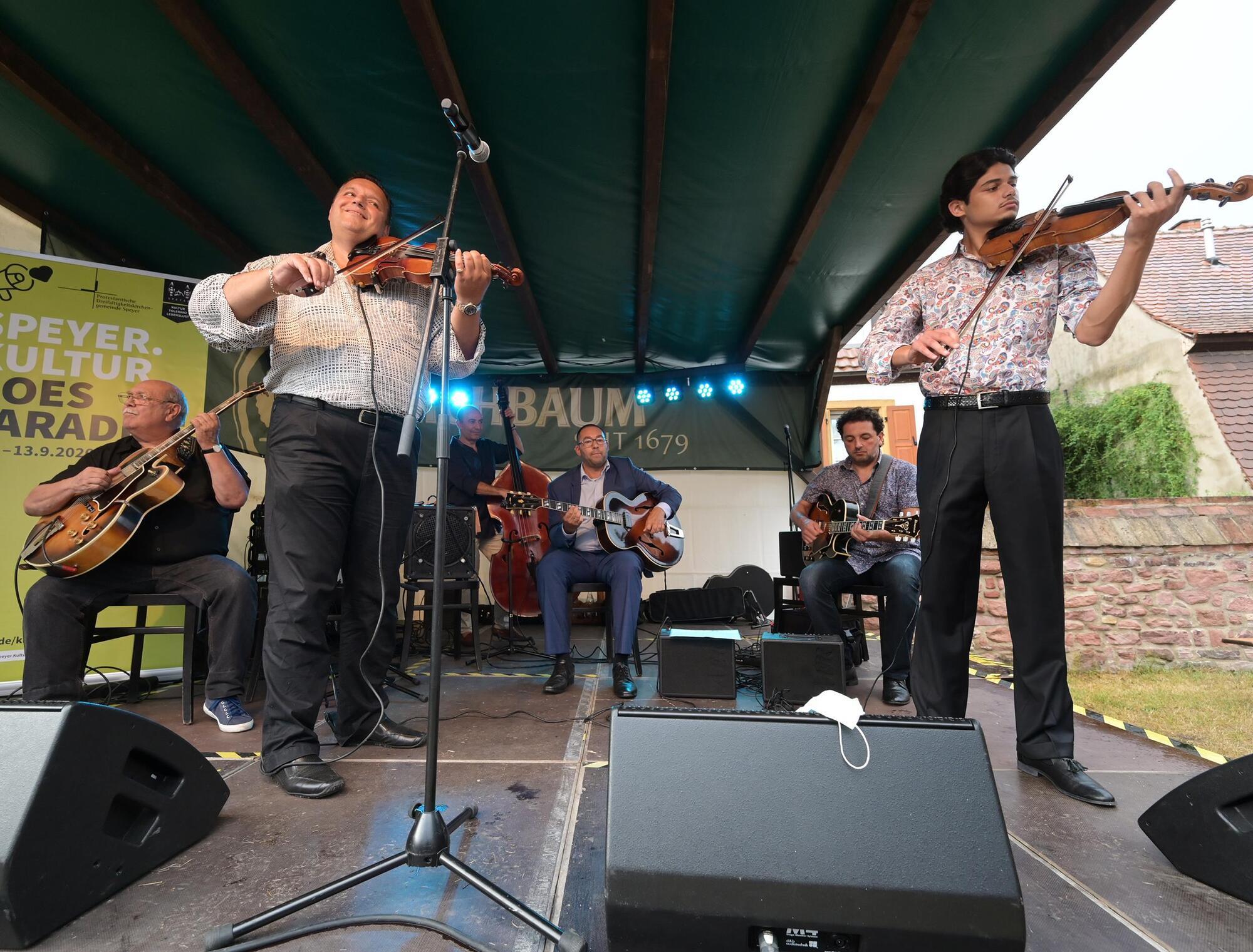 Romeo Franz Ensemble Im Speyerer Paradiesgarten Besucher Zu Herzen Geruhrt Speyer Die Rheinpfalz