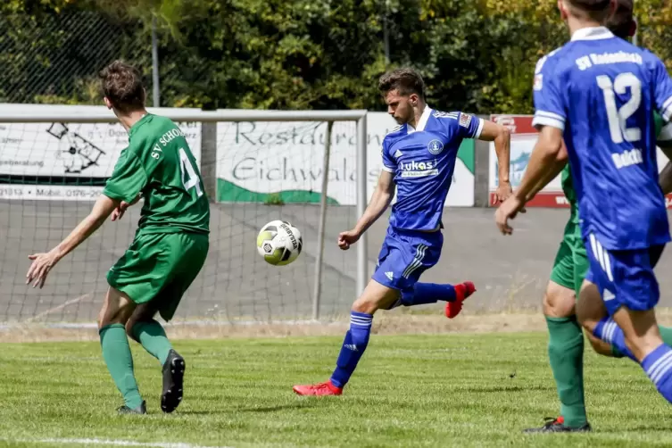 Verbandspokal Qualifikation, SV Schopp (grün) - SV Rodenbach (blau): Lucca Andreas Kimmel (links) kann den Schuss von Jan-Erik S