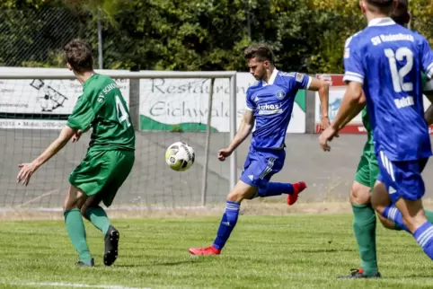 Verbandspokal Qualifikation, SV Schopp (grün) - SV Rodenbach (blau): Lucca Andreas Kimmel (links) kann den Schuss von Jan-Erik S