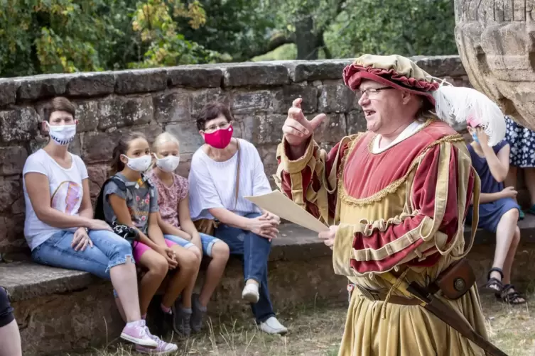 Der doppelte Franz: Gästeführer Andreas Franz schlüpft auf Burg Nanstein in die Rolle des Ritters Franz von Sickingen und erklär