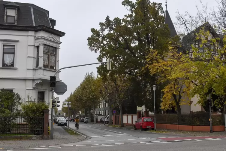 Der Ort des Geschehens am Tag nach der Tat im November 2019: Aus einer Wohnung in der Frankenstraße (Mitte) schleppte sich das O