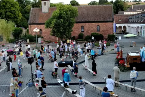 Der große Wallfahrtshof bot beste Voraussetzungen, um beim Gottesdienst die nötigen Abstände einzuhalten. 