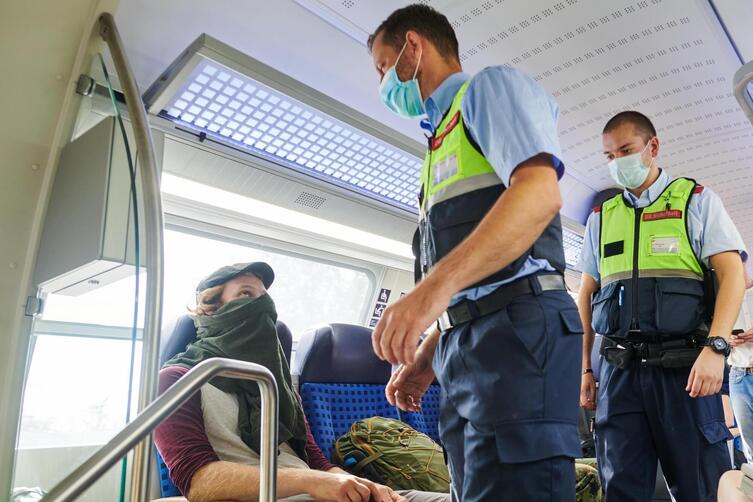 Sicherheitsleute sollen in mehr Zügen Masken kontrollieren